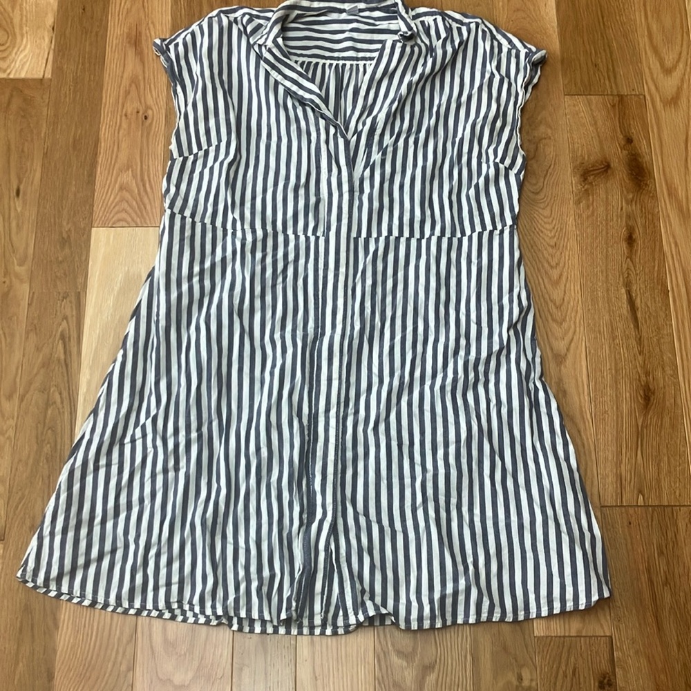 Old Navy blue/gray and White Striped button down dress XL has pockets!